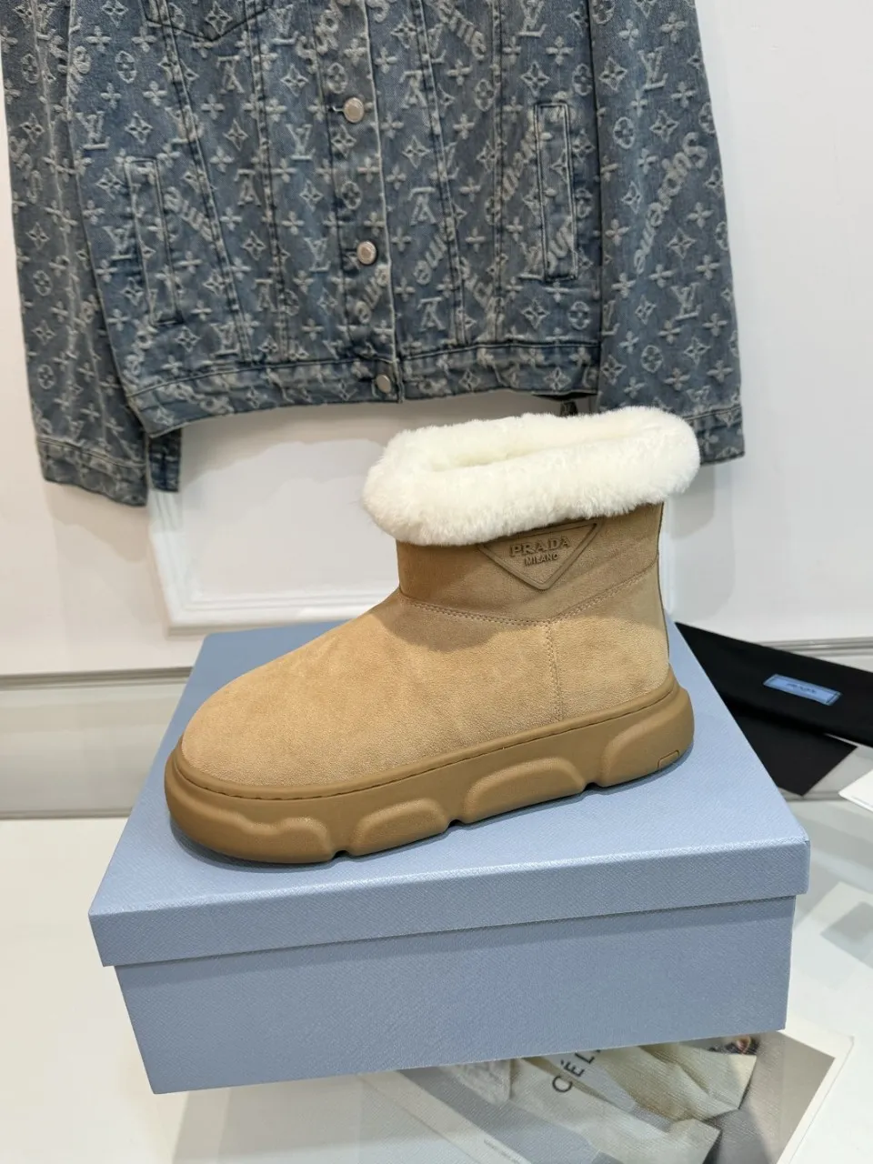 👟👟Ex-factory price 600👟👟 Prada’s popular snow boots, ski boots, so cute and cute →_→ From the Prada limited series, unique. The fur-integrated fabric creates ideal softness. The short-cut version can be worn in the city or in the mountains. It makes the calves look slimmer. It is warm and has a concave shape. The size is 35-40. 41Customized